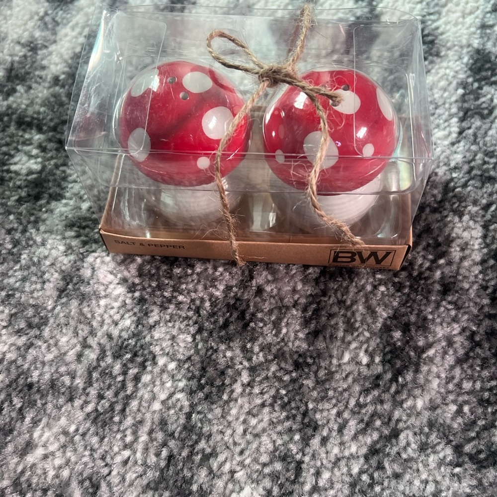BW Red Mushroom Salt and Pepper Shaker Set - Picture 2 of 2